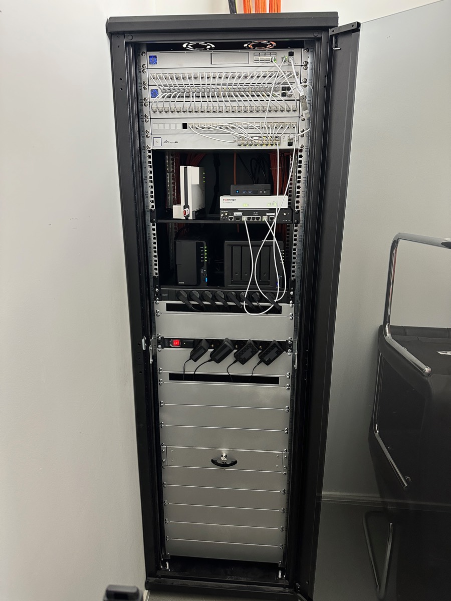 Sauber aufgebauter UniFi-Netzwerkschrank