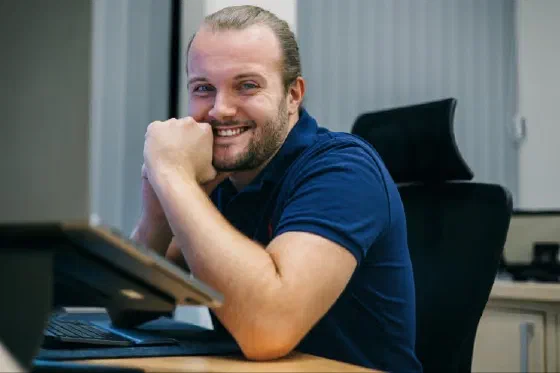 Christoph Harrison am Schreibtisch